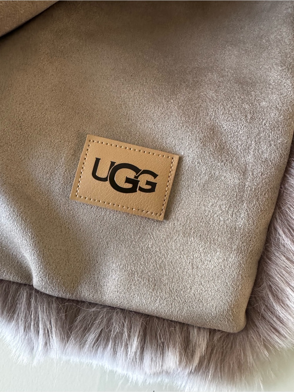 UGG Wyatt Reversible Gray White Black Throw Cozy Faux Fur Blanket 50" x 70" - Picture 10 of 10